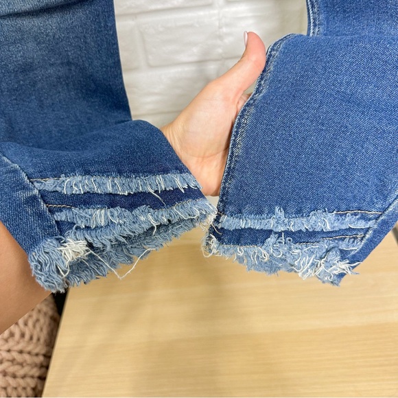 KanCan Cropped Medium Wash Jeans (11/29) - Picture 2 of 3